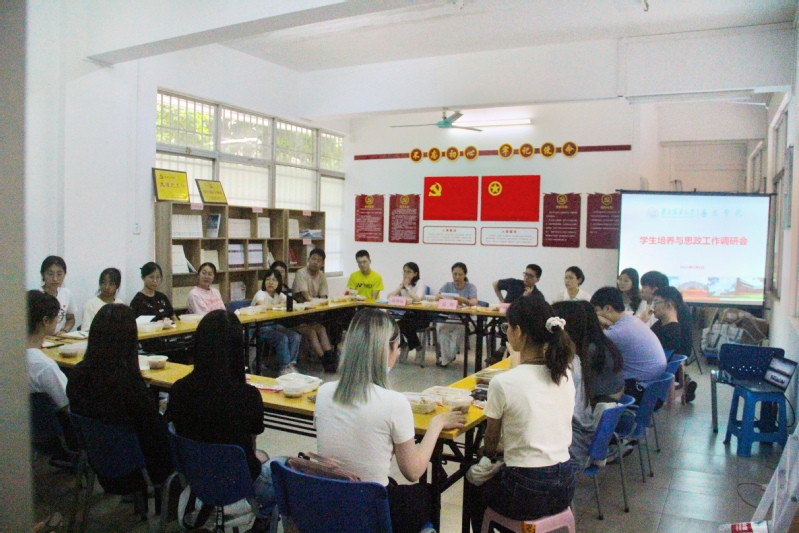 【主题教育】我院召开院领导午餐会暨学生培养与思政工作调研会