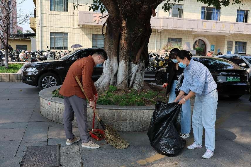 我院师生开展爱国卫生义务劳动